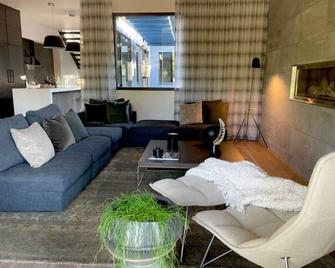 Luxury Modern retreat right in the 9th and 9th neighborhood! - Salt Lake City - Living room