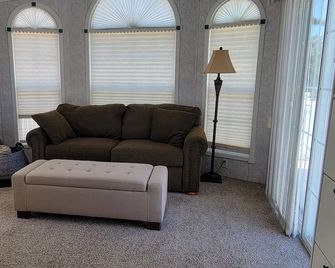 Rosebud Cottage perfectly located in Northern Michigan. - Alanson - Living room