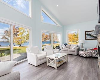 Fantastic Family Lakefront Home On Peaceful Isle Lamotte, Vt! - Isle La Motte - Living room