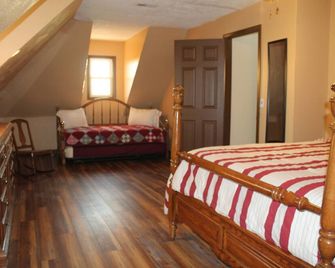 The Farm House-Just 1 Hour from Kc Fifa Fans! Great for Any Season! Pet Friendly - Osborn - Slaapkamer