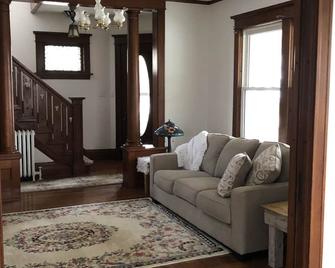 Beautifully Preserved 5 Bedroom Home For Gathering Family And Friends! - New Hampton - Sala de estar