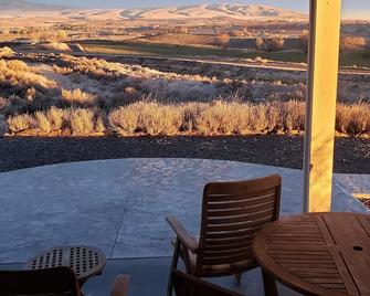 Wine tasting from this eco-friendly home with stunning views. - Benton City - Patio