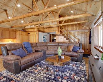 Away at Moose Bay Breezy Point Gem with Game Room - Breezy Point - Sala de estar