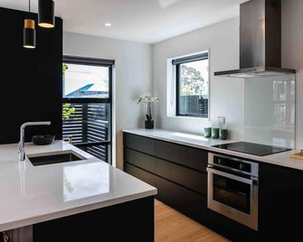 New State of The Art Sunny Warm Free Par - Christchurch - Kitchen