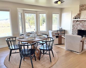 7-Acre Farm w/ Pool Nestled in Sonoma Wine Country - 4Bds + 3 Bath - Petaluma - Essbereich