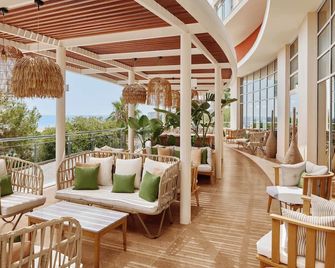 أكرا سورجون توي بلو سينساتوري - شامامل جميع الخدمات - سيد - شرفة مرصوفة