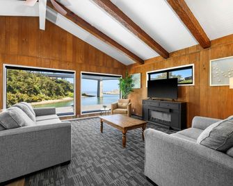 Anchor Lodge - Fort Bragg - Olohuone