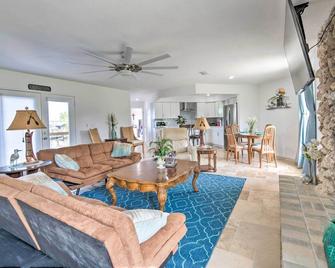 Remodeled Retreat on Homosassa River Canal! - Homosassa - Dining room
