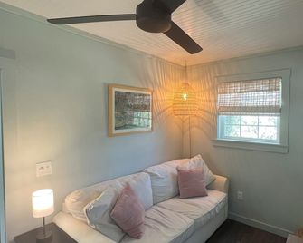 Birdland: Private tiny house with marsh views and kayak access - Ocracoke - Sala de estar