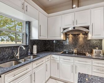 6000 Sqft Estate W/ Tx Shaped Indoor Pool + Game Room & Separate Guest House - Royse City - Kitchen