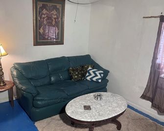 Charming bungalow with WiFi and AC in welcoming Van Horn - Van Horn - Sala de estar