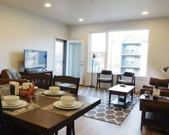 Brand new 2021 3 bedroom 2 bath condo. Great location just off interstate 90. - Livingston - Comedor