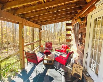 Charming Full Bed & 2 Twin Bed cabin w/AC, Heat, WiFi in lovely Cooperstown, - Cooperstown - Balcony