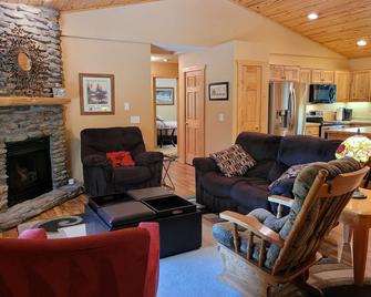 Cottage Charm - Nisswa - Living room