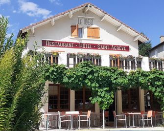 Logis Hotel Restaurant Le 1050 - Saint-Agrève - Building
