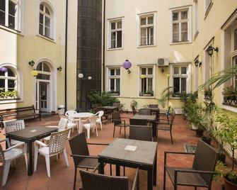 ماركو بولو توب هوستل - بودابست - شرفة مرصوفة