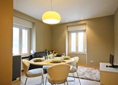 Modern apartment within walking distance of Trento - Trento - Dining room