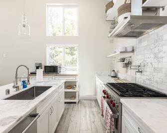 Adorable 4 Bedroom Guest House wPool + Jacuzzi - Poway - Кухня