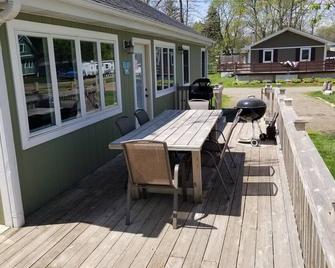 2 Bedroom Sleeps Up To 6 With Boat Slip MAX. 18' power trim only! Dogs Welcome! - Delavan - Terasa