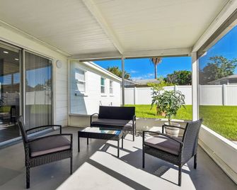 Entire 2-bedroom house with three beds, AC and WiFi in Port Richey - Port Richey - Balkon