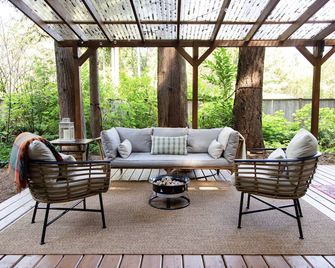 Getaway Cabin in the Woods with Large Outdoor Deck - Point Roberts - Patio