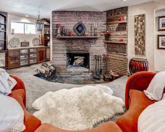 Luxury That Is Close To Downtown And Easy Access To Red Rocks! +fireplace! - Lakewood - Living room