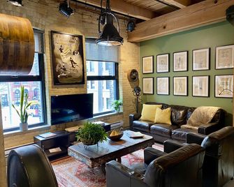 Theloftonjames, Historic Exchange District, Exposed Brick & Beams, High Ceilings - Winnipeg - Living room