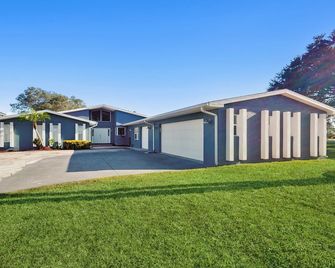 Lakefront 4br Home With Pool, Outdoor Kitchen & Serene Florida Getaway - Lake Placid - Budova