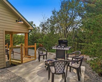2 Level Cabin w/Hot Tub & Fireplace. 1.5 Bathrooms, 2 Queen Beds - Ashland - Patio