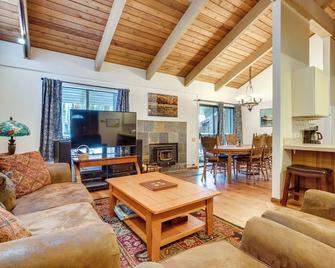 Mammoth Lakes Condo about 5 Mi to Mammoth Mtn! - Mammoth Lakes - Soggiorno
