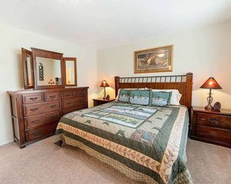 Gorgeous Tahoe Condo/Pools/Hot Tub/Tennis/ 1/2 Mile to Beach! - Tahoe City - Bedroom