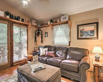Gatlinburg Home with Hot Tub about 4 Mi to Town! - Gatlinburg - Living room