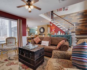 Lakeside Escape At Stillwaterhot Tub, Fire Pit! - Pocono Summit - Sala de estar