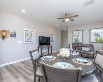 Comfy and Stylish 4 Bathrooms - Ridgecrest - Dining room