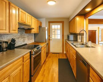 4br Basecamp + Backyard Pump Track - Lyndon - Kitchen