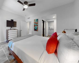 Vibrant dog-friendly condo with hot tub, tennis court, pool, W/D, grill & patio - Palm Springs - Camera da letto