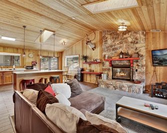 Pines & Needles Retreat at Big Bear- Hot Tub- Central Location- - Big Bear Lake - Living room