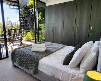 Penthouse perfection with private rooftop pool paradise. 2 bed, 2 bath, parking - Sydney