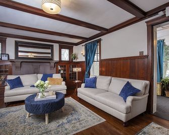 Inn-at-the-Brownstone, only 3.3 miles to Hershey Park - Hummelstown - Living room