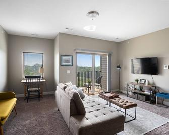 Cozy Comfort with Balcony and Garage - West Des Moines - Living room