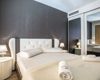 Seaview Luxury Retreat - Split - Bedroom