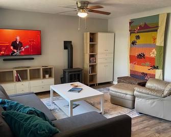 Cottage Duplex near Traverse City - Williamsburg - Living room