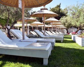 Mango Hotel - Elia Nikitis - Innenhof