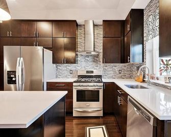 Cozy 2-bedroom apartment in welcoming Baltimore with WiFi, AC - Baltimore - Kitchen