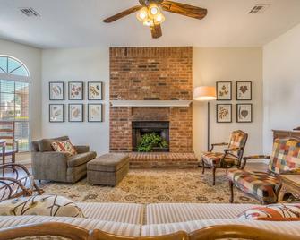 Clean clean clean, full kitchen, play area, quiet 3/2 - near Antiques & aquarium - Jenks - Living room