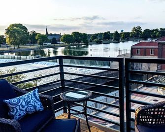 Swanky Downtown Loft - Waverly - Balcón