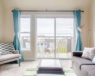 Top Floor Water View Oasis near Space Needle & Cruise - Seattle - Living room