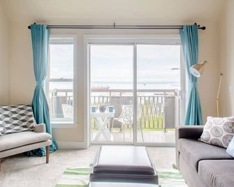 Top Floor Water View Oasis near Space Needle & Cruise - סיאטל - סלון