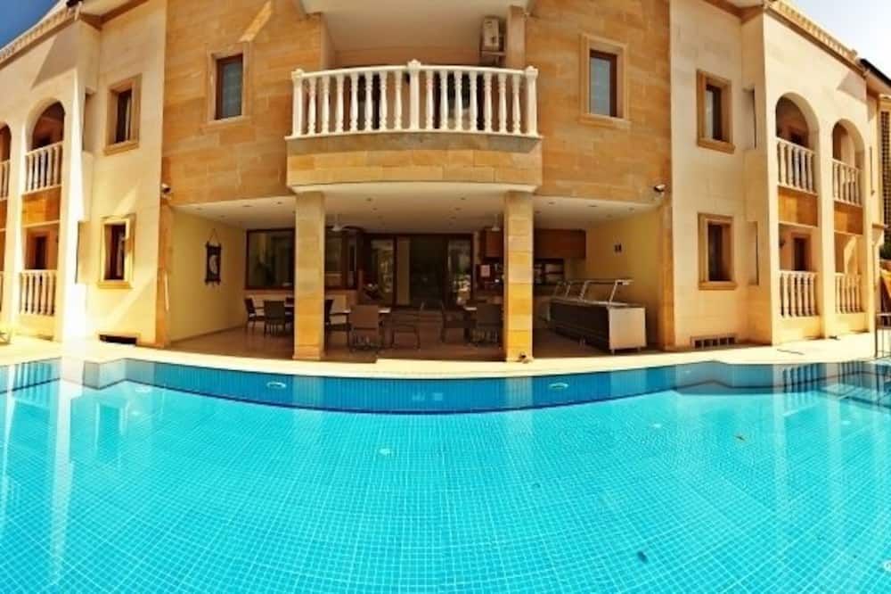 Dinara Apart Hotel - קמר - בריכה