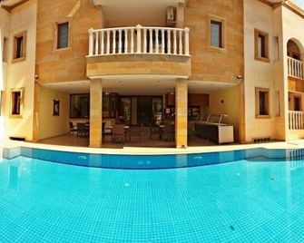 Dinara Apart Hotel - קמר - בריכה